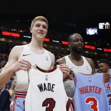 Dwyane Wade und Kevin Huerter tauschen Trikots